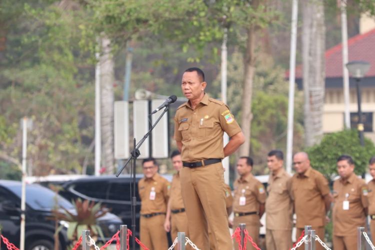 Sekretaris Daerah Kabupaten Bekasi, Endin Samsudin saat memberikan amanat pada Apel Pagi di Plaza Pemkab Bekasi, Senin (05/10).