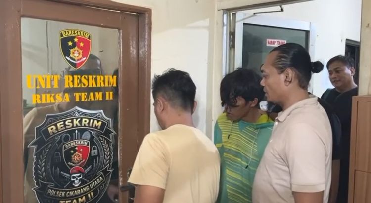 Tekanan ekonomi dan utang menjadi motif AS alias AAK melakukan perampokan disertai penganiayaan terhadap M (42), seorang ibu rumah tangga sekaligus istri pengusaha limbah di Desa Karangraharja, Kecamatan Cikarang Utara, Kabupaten Bekasi