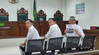 Nyumarno, Eko Brahmantyo Joko Wibowo, dan Basroni saat menghadiri sidang lanjutan dengan agenda penyampaian duplik atau tanggapan atas replik JPU di Pengadilan Negeri (PN) Cikarang, Jumat (16/10).