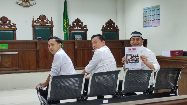 Nyumarno, Eko Brahmantyo Joko Wibowo, dan Basroni saat menghadiri sidang lanjutan dengan agenda penyampaian duplik atau tanggapan atas replik JPU di Pengadilan Negeri (PN) Cikarang, Jumat (16/10).