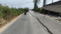 Jalan di Kecamatan Tambun Utara yang belum lama diperbaiki kembali terbelah akibat pergerakan tanah. Kondisi tersebut diduga dipengaruhi lalu lintas kendaraan bertonase berat.