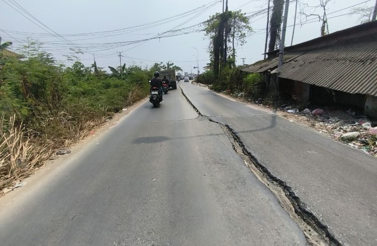 Jalan di Kecamatan Tambun Utara yang belum lama diperbaiki kembali terbelah akibat pergerakan tanah. Kondisi tersebut diduga dipengaruhi lalu lintas kendaraan bertonase berat.