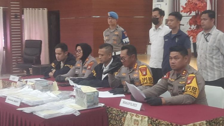 kur fiktif bjb CIKARANG Kapolres Metro Bekasi Kombes Pol Andi Oddang Riuh Hutomo saat memimpin confrensi pers terkait dugaan korupsi Kredit Usaha Rakyat (KUR) Bank BJB, Rabu (14/10).