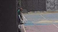 maling besi bak kontrol Aksi seorang pria yang diduga mencuri besi bak kontrol di lapangan badminton kawasan Mega Regency, Blok E29, Jati 5, Desa Sukaragam, Kecamatan Serang Baru, Kabupaten Bekasi, menjadi perbincangan warga.