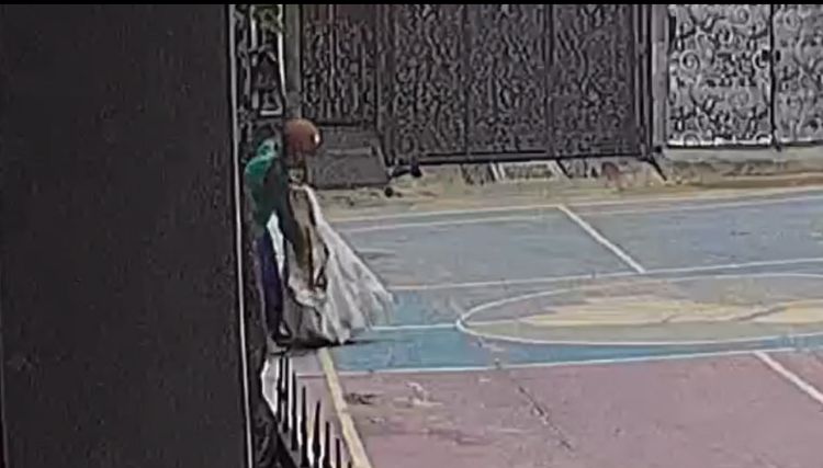 Aksi seorang pria yang diduga mencuri besi bak kontrol di lapangan badminton kawasan Mega Regency, Blok E29, Jati 5, Desa Sukaragam, Kecamatan Serang Baru, Kabupaten Bekasi, menjadi perbincangan warga.