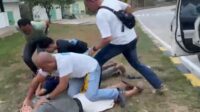 Polisi saat meringkus dua dari empat terduga pelaku pencurian dengan modus 'geser tas' yang terjadi di salah satu kafe di AEON Mall Deltamas, Cikarang Pusat, Kabupaten Bekasi beberapa waktu lalu.