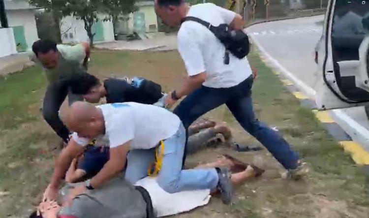 Polisi saat meringkus dua dari empat terduga pelaku pencurian dengan modus 'geser tas' yang terjadi di salah satu kafe di AEON Mall Deltamas, Cikarang Pusat, Kabupaten Bekasi beberapa waktu lalu.