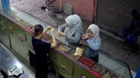 maling toko emas di pasar tegal danas Screenshoot rekaman CCTV: Dua perempuan diduga mencuri sejumlah perhiasan di salah satu toko emas di Pasar Tegal Danas, Desa Hegarmukti, Kecamatan Cikarang Pusat, Kabupaten Bekasi.