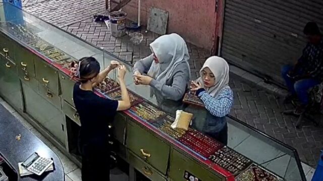 Screenshoot rekaman CCTV: Dua perempuan diduga mencuri sejumlah perhiasan di salah satu toko emas di Pasar Tegal Danas, Desa Hegarmukti, Kecamatan Cikarang Pusat, Kabupaten Bekasi.