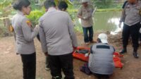 Sesosok mayat laki-laki ditemukan di saluran irigasi Kampung Selang, RT 001/03, Desa Cipayung, Kecamatan Cikarang Timur, Kabupaten Bekasi, Minggu (25/10) pagi. Polisi masih menyelidiki penyebab kematian pria tersebut.