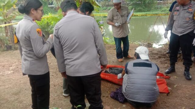 Sesosok mayat laki-laki ditemukan di saluran irigasi Kampung Selang, RT 001/03, Desa Cipayung, Kecamatan Cikarang Timur, Kabupaten Bekasi, Minggu (25/10) pagi. Polisi masih menyelidiki penyebab kematian pria tersebut.
