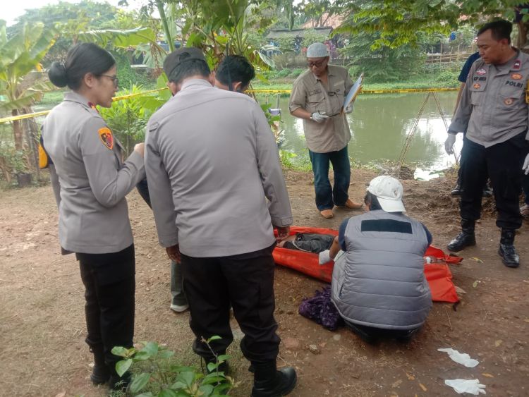 mayat cikarang timur Sesosok mayat laki-laki ditemukan di saluran irigasi Kampung Selang, RT 001/03, Desa Cipayung, Kecamatan Cikarang Timur, Kabupaten Bekasi, Minggu (25/10) pagi. Polisi masih menyelidiki penyebab kematian pria tersebut.