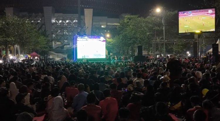 Kemenangan Timnas Indonesia atas Thailand pada final FIFA ASEAN Cup 2026 disambut meriah warga Kabupaten Bekasi yang mengikuti nonton bareng (nobar) di Taman Sehati, Kompleks Stadion Wibawamukti, Kelurahan Sertajaya, Kecamatan Cikarang Timur, Senin (05/10) malam.