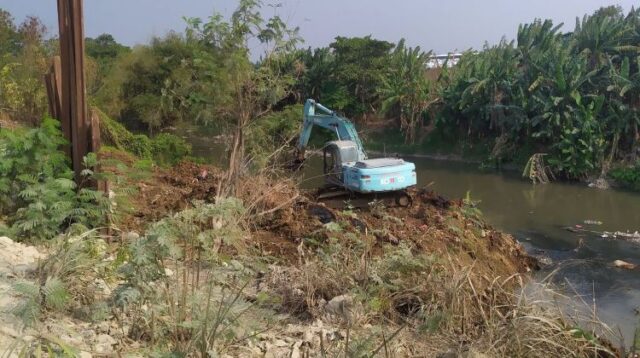 Progres normalisasi Sungai Cikarang Bekasi Laut (CBL) di Kabupaten Bekasi masih jauh dari target penyelesaian. Hingga Selasa 13 Oktober 2026 pekerjaan pada segmen pertama yang membentang dari Desa Kalijaya, Kecamatan Cikarang Barat, hingga Jembatan Pulo Puter, Desa Srimahi, Kecamatan Tambun Utara, baru mencapai sekitar 950 meter dari total penanganan 10 kilometer.