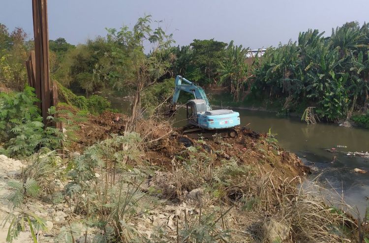 Progres normalisasi Sungai Cikarang Bekasi Laut (CBL) di Kabupaten Bekasi masih jauh dari target penyelesaian. Hingga Selasa 13 Oktober 2026 pekerjaan pada segmen pertama yang membentang dari Desa Kalijaya, Kecamatan Cikarang Barat, hingga Jembatan Pulo Puter, Desa Srimahi, Kecamatan Tambun Utara, baru mencapai sekitar 950 meter dari total penanganan 10 kilometer.
