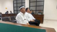 Anggota DPRD Kabupaten Bekasi Nyumarno mengungkap sejumlah hal yang dinilainya menjadi kejanggalan dalam proses hukum perkara dugaan pengeroyokan yang menjerat dirinya bersama Eko Brahmantyo dan Basroni. Hal itu disampaikan Nyumarno saat memberikan keterangan sebagai terdakwa dalam sidang lanjutan perkara dugaan pengeroyokan terhadap FA (pelapor) di Pengadilan Negeri (PN) Cikarang, Kamis (01/10) kemarin.