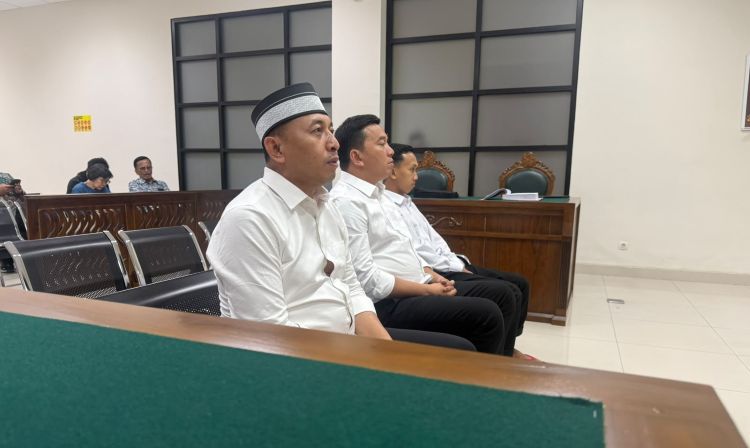 Anggota DPRD Kabupaten Bekasi Nyumarno mengungkap sejumlah hal yang dinilainya menjadi kejanggalan dalam proses hukum perkara dugaan pengeroyokan yang menjerat dirinya bersama Eko Brahmantyo dan Basroni. Hal itu disampaikan Nyumarno saat memberikan keterangan sebagai terdakwa dalam sidang lanjutan perkara dugaan pengeroyokan terhadap FA (pelapor) di Pengadilan Negeri (PN) Cikarang, Kamis (01/10) kemarin.