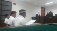 Tiga terdakwa kasus dugaan pengeroyokan di Resto Shao Kao Cikarang, meminta majelis hakim Pengadilan Negeri (PN) Cikarang membebaskan mereka dari seluruh dakwaan. Permintaan itu disampaikan dalam nota pembelaan atau pledoi yang dibacakan Nyumarno dalam persidangan perkara nomor 297/Pid.B/2026/PN Ckr.