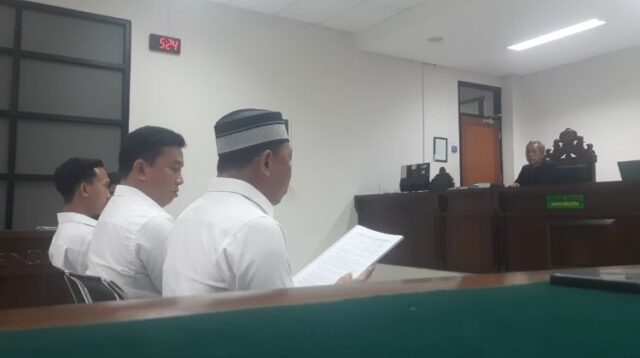 Tiga terdakwa kasus dugaan pengeroyokan di Resto Shao Kao Cikarang, meminta majelis hakim Pengadilan Negeri (PN) Cikarang membebaskan mereka dari seluruh dakwaan. Permintaan itu disampaikan dalam nota pembelaan atau pledoi yang dibacakan Nyumarno dalam persidangan perkara nomor 297/Pid.B/2026/PN Ckr.