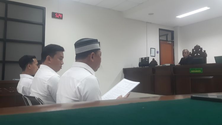 Tiga terdakwa kasus dugaan pengeroyokan di Resto Shao Kao Cikarang, meminta majelis hakim Pengadilan Negeri (PN) Cikarang membebaskan mereka dari seluruh dakwaan. Permintaan itu disampaikan dalam nota pembelaan atau pledoi yang dibacakan Nyumarno dalam persidangan perkara nomor 297/Pid.B/2026/PN Ckr.