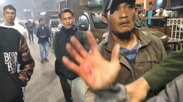 Bentrokan antara dua kelompok massa terjadi di Jalan RE Martadinata Nomor 58, Desa Cikarang Kota, Kecamatan Cikarang Utara, Kabupaten Bekasi, Selasa (28/10) malam. Akibat kejadian itu, seorang pria berinisial TN (31) mengalami luka robek pada telapak tangan kanan yang diduga akibat sabetan senjata tajam.