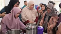 Sejumlah ibu rumah tangga di Desa Sukadami, Kecamatan Cikarang Selatan, Kabupaten Bekasi, mengikuti pelatihan gratis pembuatan Makanan Pendamping Asi (MPASI), Kamis (08/10).
