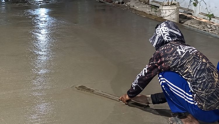Pembangunan jalan lingkungan di wilayah Kelurahan Bahagia, Kecamatan Babelan, Kabupaten Bekasi.