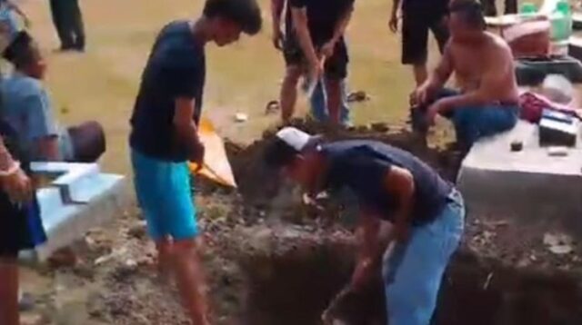 Perbedaan pilihan dalam Pemilihan Kepala Desa (Pilkades) Lenggahsari, Kecamatan Cabangbungin, Kabupaten Bekasi, berbuntut pada persoalan antarwarga. Sebuah makam yang telah berada di lahan pemakaman keluarga selama lebih dari 20 tahun terpaksa dibongkar untuk dipindahkan setelah muncul perselisihan terkait dukungan politik.