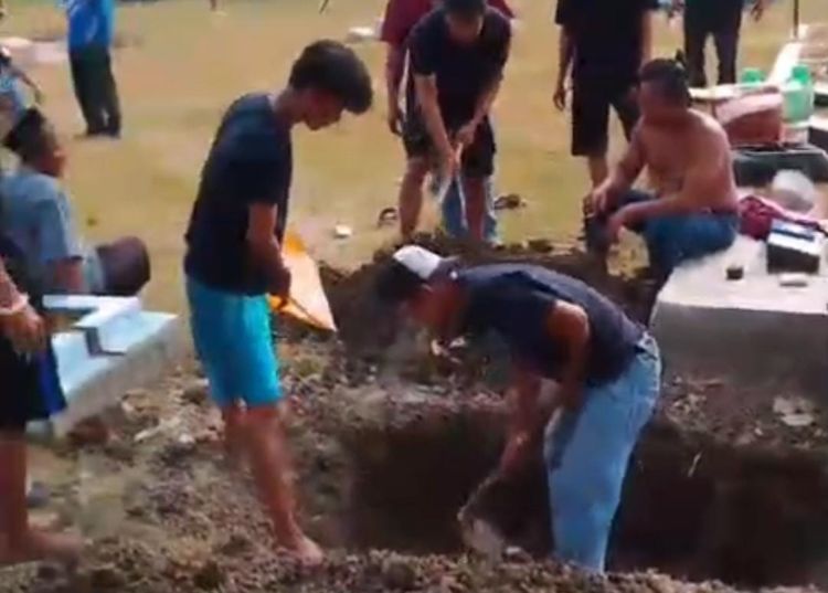 pembongkaran makam keluarga di cabangbungin Perbedaan pilihan dalam Pemilihan Kepala Desa (Pilkades) Lenggahsari, Kecamatan Cabangbungin, Kabupaten Bekasi, berbuntut pada persoalan antarwarga. Sebuah makam yang telah berada di lahan pemakaman keluarga selama lebih dari 20 tahun terpaksa dibongkar untuk dipindahkan setelah muncul perselisihan terkait dukungan politik.