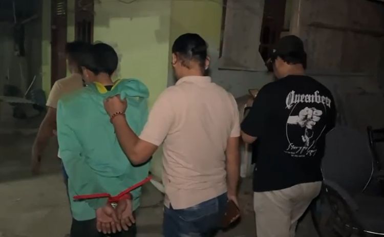Polisi menangkap AS alias AAK, pelaku perampokan dan penganiayaan terhadap M (46), seorang ibu rumah tangga sekaligus istri pengusaha limbah di Kampung Kaliulu, Desa Karangraharja, Kecamatan Cikarang Utara, Kabupaten Bekasi.
