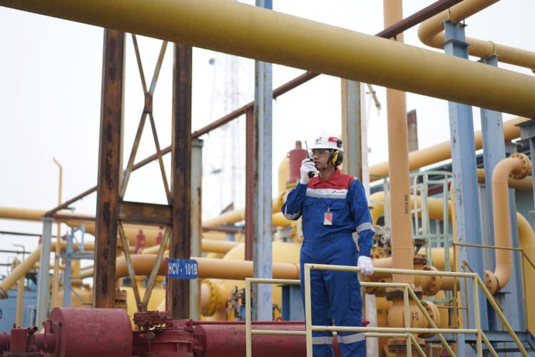 Petugas Stasiun Kompresor Gas (SKG) Tegal Gede memastikan keandalan operasional dan kelancaran pasokan gas bumi untuk memenuhi kebutuhan kawasan industri, pembangkit listrik, hingga jaringan gas rumah tangga.