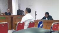 pledoi rahmat atong kasus tunjangan perumahan dprd Mantan Sekretaris DPRD Kabupaten Bekasi, Rahmat Atong saat menghadiri sidang lanjutan kasus Tunjangan Perumahan DPRD Kabupaten Bekasi dengan agenda pembacaan pledoi atau nota pembelaan di Pengadilan Negeri Bandung, Rabu (07/10).