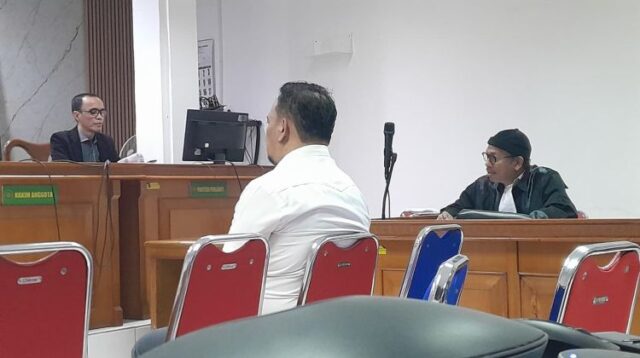 Mantan Sekretaris DPRD Kabupaten Bekasi, Rahmat Atong saat menghadiri sidang lanjutan kasus Tunjangan Perumahan DPRD Kabupaten Bekasi dengan agenda pembacaan pledoi atau nota pembelaan di Pengadilan Negeri Bandung, Rabu (07/10).