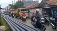 pln cikarang timur Pekerjaan galian kabel listrik bawah tanah milik PLN di Jalan Raya Citarik, Kecamatan Cikarang Timur, Kabupaten Bekasi, dikeluhkan pengguna jalan. Selain memicu kemacetan, sisa tanah galian yang berserakan membuat permukaan jalan licin saat hujan dan membahayakan pengendara.