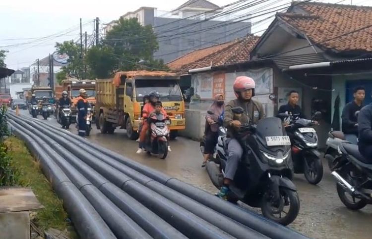 Pekerjaan galian kabel listrik bawah tanah milik PLN di Jalan Raya Citarik, Kecamatan Cikarang Timur, Kabupaten Bekasi, dikeluhkan pengguna jalan. Selain memicu kemacetan, sisa tanah galian yang berserakan membuat permukaan jalan licin saat hujan dan membahayakan pengendara.
