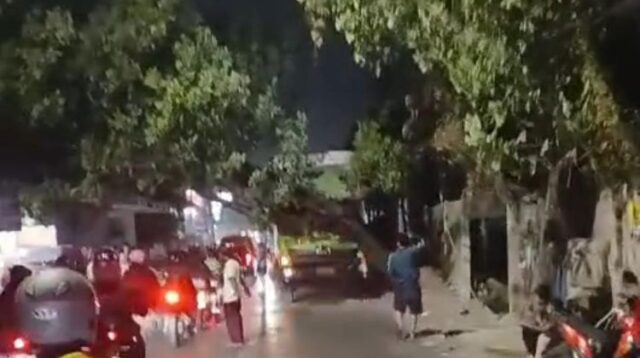 Kemacetan panjang terjadi di Jalan Raya Industri, Kecamatan Cikarang Utara, Kabupaten Bekasi. Antrean kendaraan mengular setelah pohon berukuran besar tumbang dan menimpa bagian depan sebuah truk di wilayah Desa Karang Baru, , Kamis (15/10) petang.