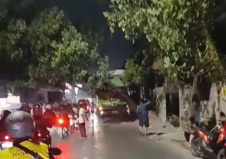 Kemacetan panjang terjadi di Jalan Raya Industri, Kecamatan Cikarang Utara, Kabupaten Bekasi. Antrean kendaraan mengular setelah pohon berukuran besar tumbang dan menimpa bagian depan sebuah truk di wilayah Desa Karang Baru, , Kamis (15/10) petang.