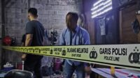 polisi cek tkp perampokan Polisi masih memburu pelaku perampokan yang menyerang M (42), seorang ibu rumah tangga sekaligus istri pengusaha limbah di Kampung Kaliulu RT 02/RW 01, Desa Karangraharja, Kecamatan Cikarang Utara, Kabupaten Bekasi.