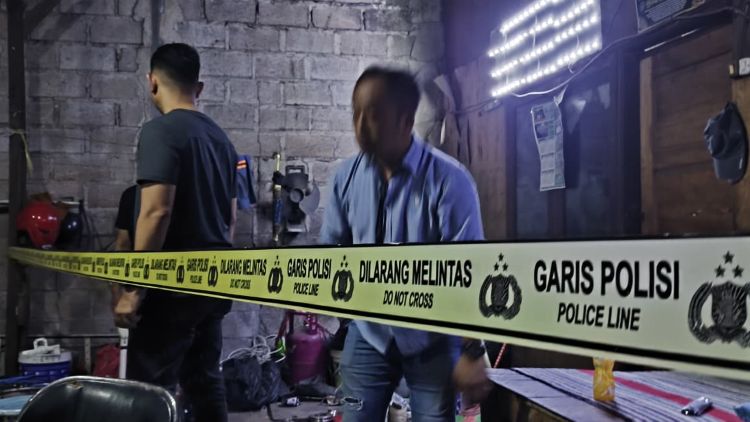 Polisi masih memburu pelaku perampokan yang menyerang M (42), seorang ibu rumah tangga sekaligus istri pengusaha limbah di Kampung Kaliulu RT 02/RW 01, Desa Karangraharja, Kecamatan Cikarang Utara, Kabupaten Bekasi.