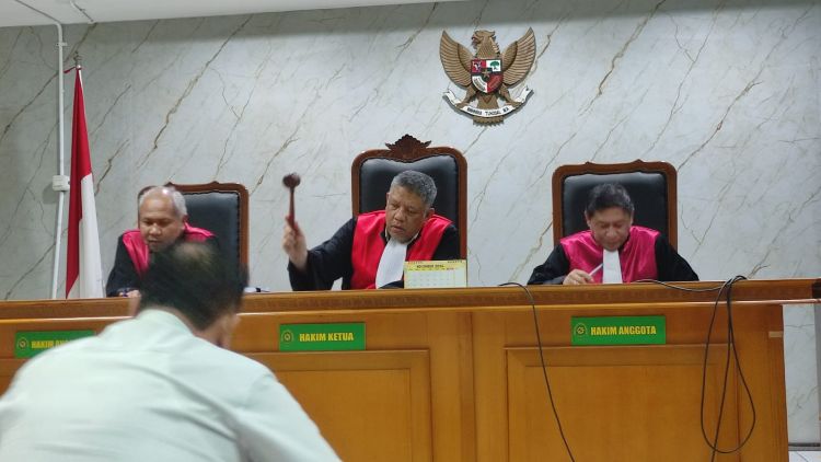 Majelis hakim mengakui Rahmat Atong tidak menikmati uang dalam perkara korupsi tunjangan perumahan Pimpinan dan Anggota DPRD Kabupaten Bekasi periode 2019-2024. Meski demikian, mantan Sekretaris DPRD Kabupaten Bekasi itu tetap divonis dua tahun enam bulan penjara karena dinyatakan bersalah.
