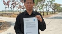 Rangga Erlangga, pelajar kelas X SMK Bina Patriot asal Desa Karangsambung, Kecamatan Kedungwaringin, Kabupaten Bekasi saat menunjukan Letter of Recognition (LoR) dari National Aeronautics and Space Administration (NASA) yang diterimanya.