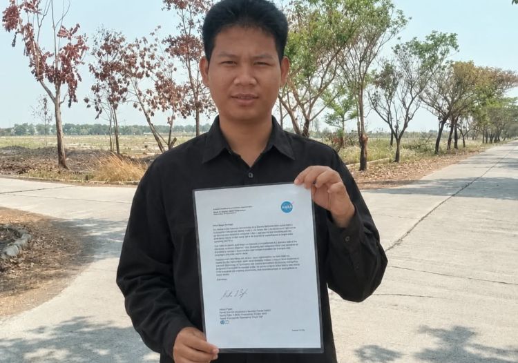 rangga surat pengakuan nasa Rangga Erlangga, pelajar kelas X SMK Bina Patriot asal Desa Karangsambung, Kecamatan Kedungwaringin, Kabupaten Bekasi saat menunjukan Letter of Recognition (LoR) dari National Aeronautics and Space Administration (NASA) yang diterimanya.