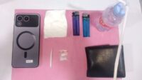 Selain sabu, polisi turut menyita satu alat isap atau bong, dua korek gas, satu sedotan berbentuk sendok, serta satu unit telepon genggam merek Itel.