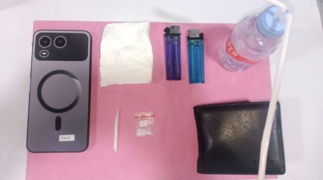 Selain sabu, polisi turut menyita satu alat isap atau bong, dua korek gas, satu sedotan berbentuk sendok, serta satu unit telepon genggam merek Itel.