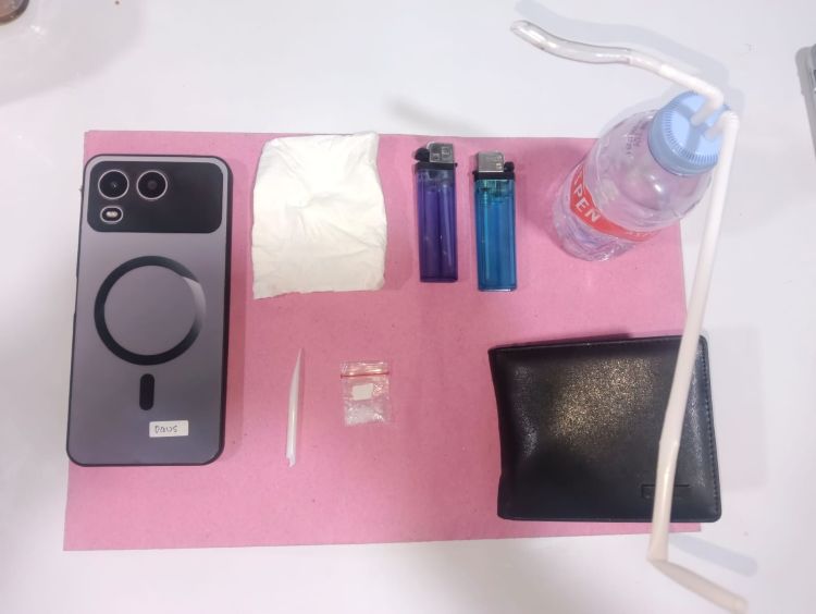 Selain sabu, polisi turut menyita satu alat isap atau bong, dua korek gas, satu sedotan berbentuk sendok, serta satu unit telepon genggam merek Itel.