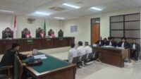 Majelis Hakim dipimpin Andri Falahandika Ansyahrul saat menggelar sidang dengan agenda lanjutan dengan agenda penyampaian duplik Nyumarno dkk di PN Cikarang, Jumat (16/10).