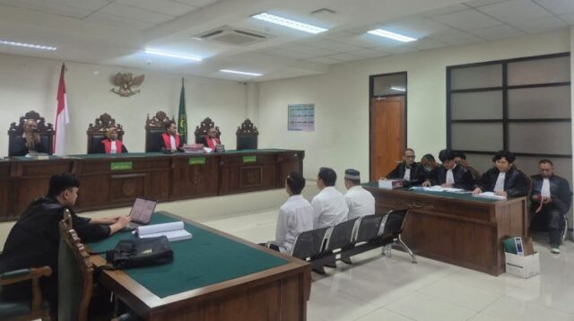 Majelis Hakim dipimpin Andri Falahandika Ansyahrul saat menggelar sidang dengan agenda lanjutan dengan agenda penyampaian duplik Nyumarno dkk di PN Cikarang, Jumat (16/10).