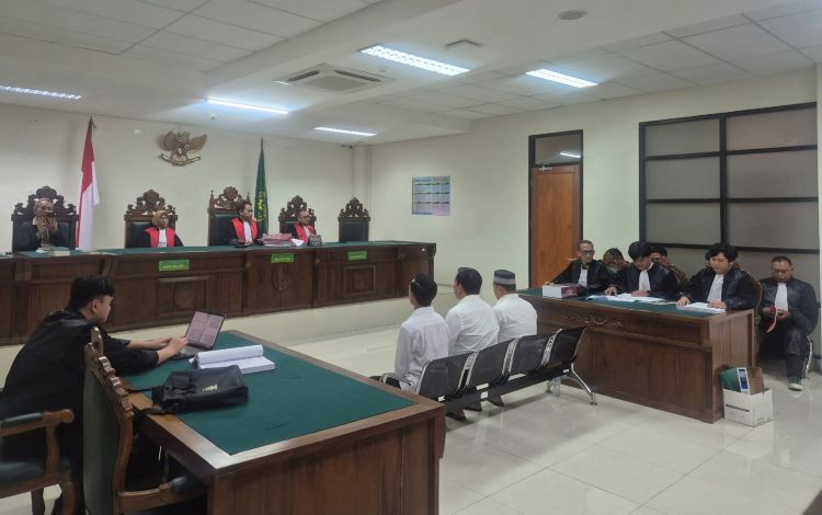 Majelis Hakim dipimpin Andri Falahandika Ansyahrul saat menggelar sidang dengan agenda lanjutan dengan agenda penyampaian duplik Nyumarno dkk di PN Cikarang, Jumat (16/10).