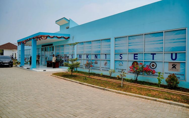 Gedung sekolah baru SMKN 1 Setu Kabupaten Bekasi setelah lokasi sebelumnya terdampak trase pembangunan Jalan Tol Jakarta–Cikampek (Japek) II Sisi Selatan.