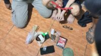 Polisi menggerebek lokasi yang diduga menjadi tempat produksi dan perdagangan narkotika jenis tembakau sintetis atau sinte di Kampung Limo, Desa Cibarusah Jaya, Kecamatan Cibarusah, Kabupaten Bekasi